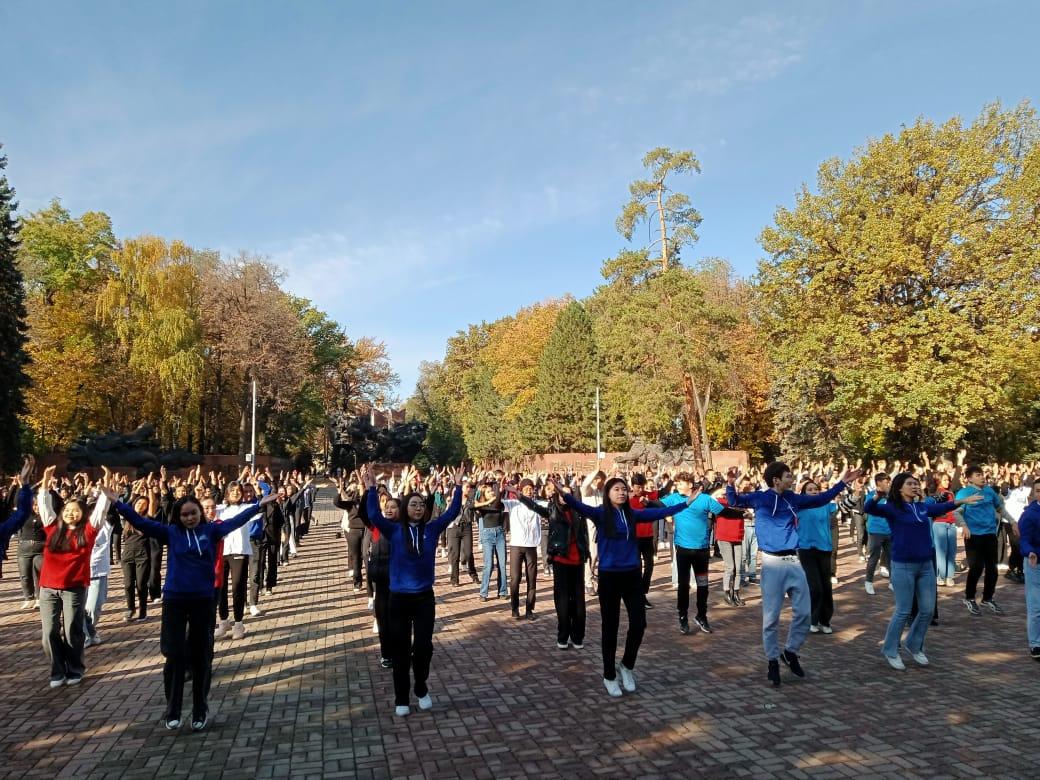 22.10.2022 провели флеш-моб поздравление с Днем Республики в Парке 28-ми Панфиловцев.